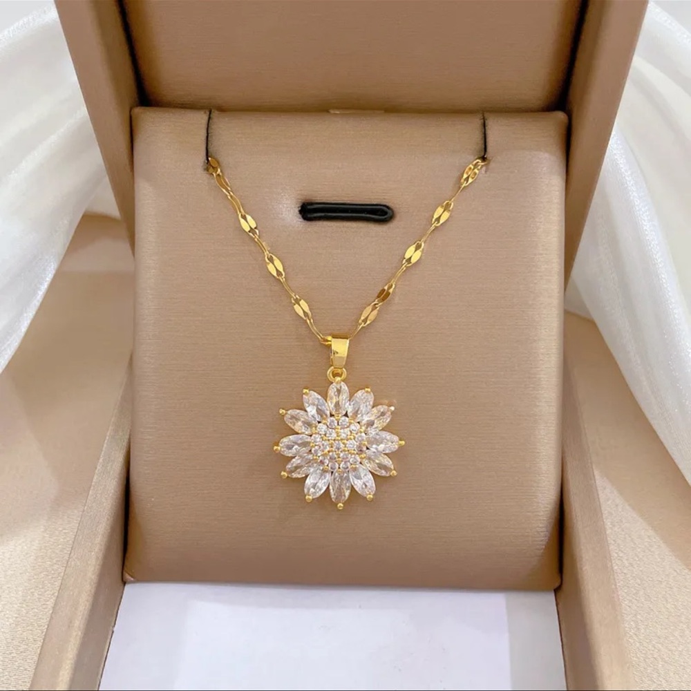 Elegant Gold Flower Pendant Necklace